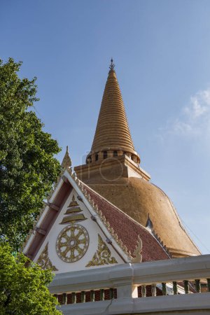 Foto de Chedi of the Phra Pathom Chedi in the city center of Nakhon Pathom and Province Nakhon Pathom in Thailand (en inglés). Tailandia, Nakhon Pathom, 13 de noviembre de 2023 - Imagen libre de derechos
