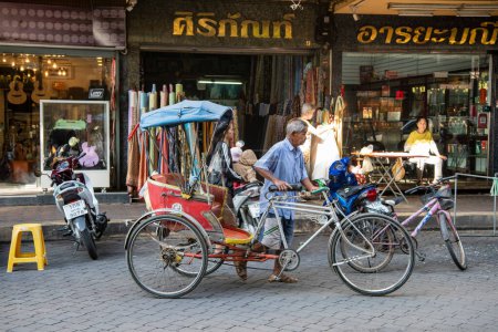 Foto de Tailandia, Nakhon Pathom, 10 de noviembre de 2023: Taxi en bicicleta en el mercado en el centro de la ciudad de Nakhon Pathom y la provincia de Nakhon Pathom en Tailandia. - Imagen libre de derechos