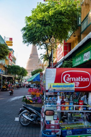 Téléchargez les photos : Thaïlande, Nakhon Pathom - 11 novembre 2023 : Route dans le centre-ville avec le Phra Pathom Chedi à Nakhon Pathom et Province Nakhon Pathom en Thaïlande. - en image libre de droit