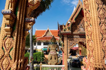 Téléchargez les photos : Wat Phai Lom dans la ville et la province de Nakhon Pathom en Thaïlande. Thaïlande, Nakhon Pathom, 13 novembre 2023 - en image libre de droit