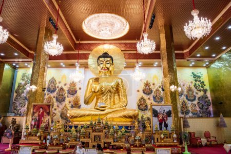 Téléchargez les photos : Thaïlande, Pathom de Nakhon - Novembre 13, 2023 : Figure de Bouddha à l'intérieur de Wat Phai Lom dans la ville et la province Pathom de Nakhon en Thaïlande. - en image libre de droit