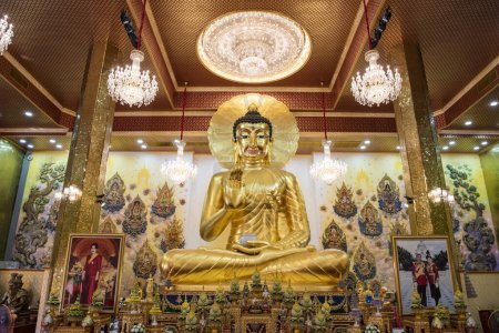 Foto de Tailandia, Nakhon Pathom - 13 de noviembre de 2023: Buda figura dentro de Wat Phai Lom en la ciudad y la provincia de Nakhon Pathom en Tailandia. - Imagen libre de derechos
