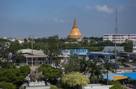 Foto de Phra Pathom Chedi en el centro de la ciudad de Nakhon Pathom y la provincia de Nakhon Pathom en Tailandia. Tailandia, Nakhon Pathom, 13 de noviembre de 2023 - Imagen libre de derechos