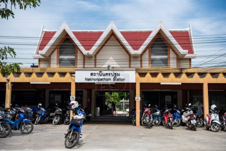 Téléchargez les photos : Gare ferroviaire dans la ville de Nakhon Pathom et Province Nakhon Pathom en Thaïlande. Thaïlande, Nakhon Pathom, 9 novembre 2023 - en image libre de droit
