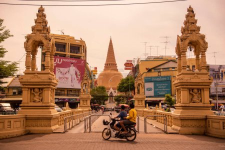 Foto de Tailandia, Nakhon Pathom - 9 de noviembre de 2023: Charoen Satthra Bridge with the Phra Pathom Chedi in Nakhon Pathom and Province Nakhon Pathom in Thailand. - Imagen libre de derechos