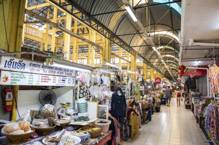 Téléchargez les photos : Commerces dans la halle du marché dans le centre-ville de Nakhon Pathom et Province Nakhon Pathom en Thaïlande. Thaïlande, Nakhon Pathom, 9 novembre 2023 - en image libre de droit