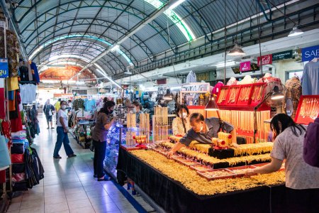 Foto de Tailandia, Samut Prakan - 7 de diciembre de 2023: Gold Shop en el Market Hall en el centro de la ciudad de Nakhon Pathom y la provincia de Nakhon Pathom en Tailandia. Tailandia, Nakhon Pathom, 9 de noviembre de 2023. - Imagen libre de derechos