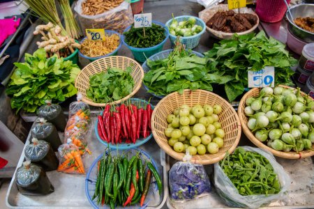Gemüse in der Markthalle im Stadtzentrum von Nakhon Pathom und Provinz Nakhon Pathom in Thailand. Thailand, Nakhon Pathom, 9. November 2023