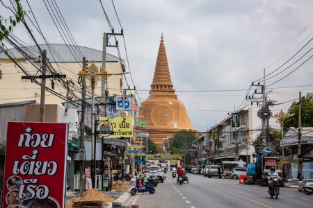 Téléchargez les photos : Thaïlande, Nakhon Pathom - 11 novembre 2023 : Route dans le centre-ville avec le Phra Pathom Chedi à Nakhon Pathom et Province Nakhon Pathom en Thaïlande. - en image libre de droit