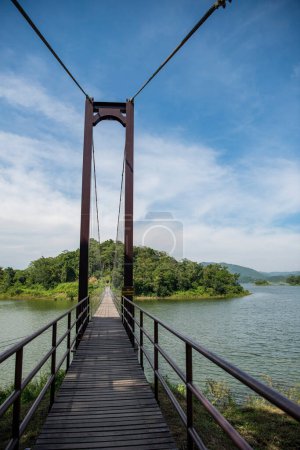 Brücke mit Landschaft am Kaeng Krachan Staudamm im Kaeng Krachan Nationalpark in der Provinz Phetchaburi in Thailand am 19. November 2023