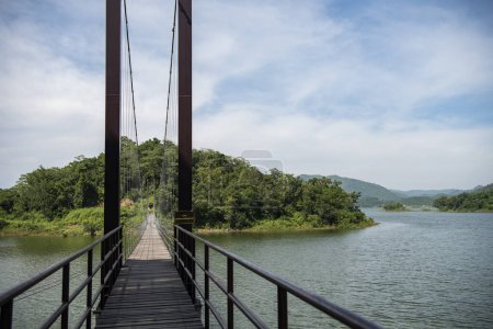 Brücke mit Landschaft am Kaeng Krachan Staudamm im Kaeng Krachan Nationalpark in der Provinz Phetchaburi in Thailand am 19. November 2023