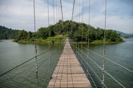 Puente con paisaje en la presa del lago Kaeng Krachan en el Parque Nacional Kaeng Krachan en la provincia de Phetchaburi en Tailandia el 19 de noviembre de 2023