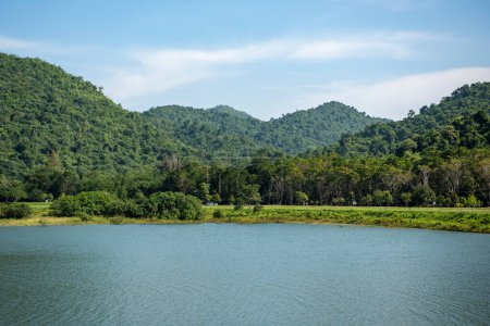 Landschaft und Natur am Kaeng Krachan Stausee im Kaeng Krachan Nationalpark in der Provinz Phetchaburi in Thailand am 19. November 2024.
