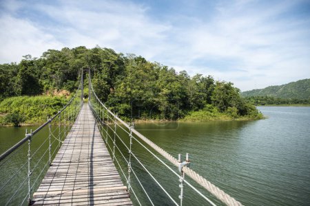 Foto de Puente con paisaje en la presa del lago Kaeng Krachan en el Parque Nacional Kaeng Krachan en la provincia de Phetchaburi en Tailandia el 19 de noviembre de 2023 - Imagen libre de derechos