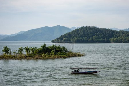 Foto de Tailandia, Phetchaburi - 19 de noviembre de 2023: Paisaje y naturaleza en la presa del lago Kaeng Krachan en el Parque Nacional Kaeng Krachan en la provincia de Phetchaburi en Tailandia. - Imagen libre de derechos