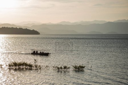 Paisaje y naturaleza en la presa del lago Kaeng Krachan en el Parque Nacional Kaeng Krachan en la provincia de Phetchaburi en Tailandia el 19 de noviembre de 2024.