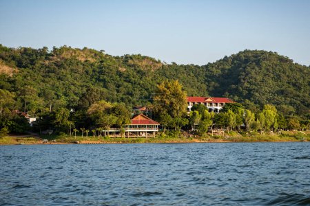 Téléchargez les photos : Restaurant et Resort au barrage du lac Kaeng Krachan dans le parc national Kaeng Krachan dans la province de Phetchaburi en Thaïlande. Thaïlande, Phetchaburi, 19 novembre 2023 - en image libre de droit