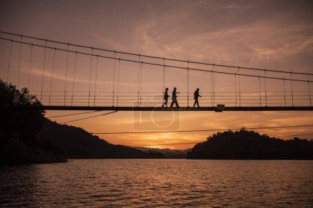 Foto de Tailandia, Phetchaburi - 19 de noviembre de 2023: Puente al atardecer en la presa del lago Kaeng Krachan en el Parque Nacional Kaeng Krachan en la provincia de Phetchaburi en Tailandia. - Imagen libre de derechos