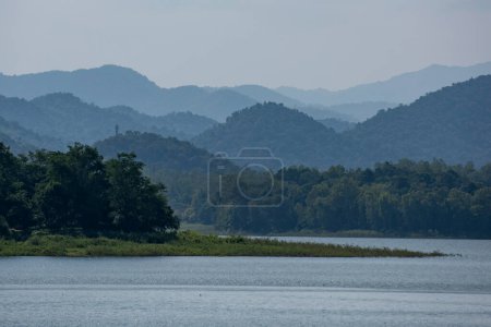 Paysage et nature au barrage du lac Kaeng Krachan dans le parc national Kaeng Krachan dans la province de Phetchaburi en Thaïlande au 19 novembre 2024.