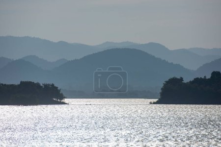 Paysage et nature au barrage du lac Kaeng Krachan dans le parc national Kaeng Krachan dans la province de Phetchaburi en Thaïlande au 19 novembre 2024.