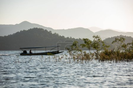 Foto de Tailandia, Phetchaburi - 19 de noviembre de 2023: Paisaje y naturaleza en la presa del lago Kaeng Krachan en el Parque Nacional Kaeng Krachan en la provincia de Phetchaburi en Tailandia. - Imagen libre de derechos