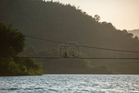 Téléchargez les photos : Thaïlande, Phetchaburi - 19 novembre 2023 : Pont au coucher du soleil au barrage du lac Kaeng Krachan dans le parc national Kaeng Krachan dans la province de Phetchaburi en Thaïlande. - en image libre de droit