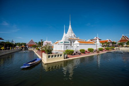 Téléchargez les photos : Wat Prot Ket Chettharam dans la ville de Phra Pradaeng près de la ville et Province Samut Prakan en Thaïlande. Thaïlande, Samut Prakan, 7 décembre 2023 - en image libre de droit