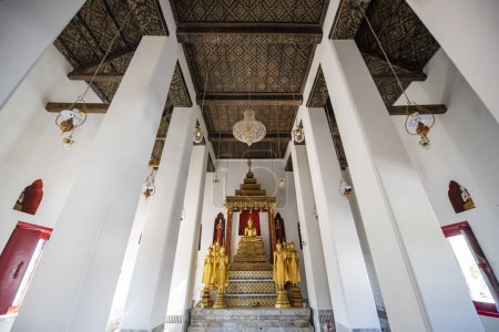 Téléchargez les photos : À l'intérieur du Wat Prot Ket Chettharam dans la ville de Phra Pradaeng près de la ville et de la province Samut Prakan en Thaïlande. Thaïlande, Samut Prakan, 7 décembre 2023 - en image libre de droit