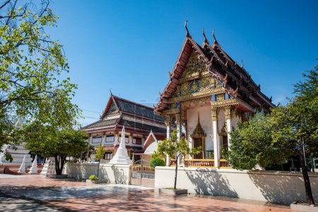 Téléchargez les photos : Wat Klang dans la ville de Phra Pradaeng près de la ville et de la province Samut Prakan en Thaïlande au 7 décembre 2023 - en image libre de droit