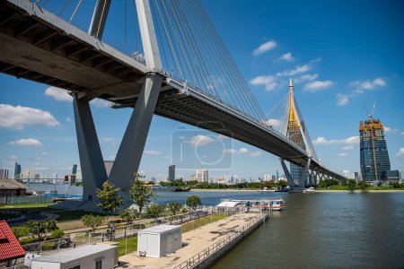 Téléchargez les photos : Pont Bhumibol au-dessus de la rivière Chao Phraya dans la ville de Phra Pradaeng dans la province de Samut Prakan en Thaïlande au 7 décembre 2023 - en image libre de droit