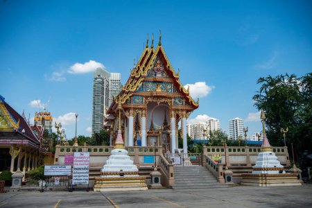 Téléchargez les photos : Wat Khan Lat dans la ville de Phra Pradaeng près de la ville et de la province Samut Prakan en Thaïlande. Thaïlande, Samut Prakan, 7 décembre 2023 - en image libre de droit