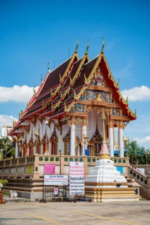 Téléchargez les photos : Wat Khan Lat dans la ville de Phra Pradaeng près de la ville et de la province Samut Prakan en Thaïlande. Thaïlande, Samut Prakan, 7 décembre 2023 - en image libre de droit