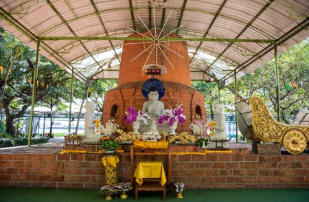 Téléchargez les photos : Bouddha à Wat Chak Daeng dans la ville de Phra Pradaeng près de la ville et Province Samut Prakan en Thaïlande. Thaïlande, Samut Prakan, 7 décembre 2023 - en image libre de droit