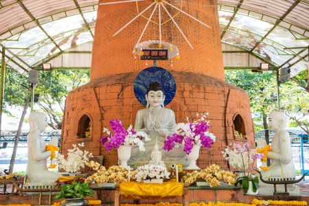 Téléchargez les photos : Bouddha à Wat Chak Daeng dans la ville de Phra Pradaeng près de la ville et Province Samut Prakan en Thaïlande. Thaïlande, Samut Prakan, 7 décembre 2023 - en image libre de droit