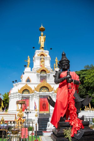 Téléchargez les photos : Wat Bang Nam Phueng Nai dans la ville de Phra Pradaeng près de la ville et de la province Samut Prakan en Thaïlande. Thaïlande, Samut Prakan, 7 décembre 2023 - en image libre de droit