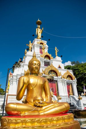 Téléchargez les photos : Wat Bang Nam Phueng Nai dans la ville de Phra Pradaeng près de la ville et de la province Samut Prakan en Thaïlande. Thaïlande, Samut Prakan, 7 décembre 2023 - en image libre de droit