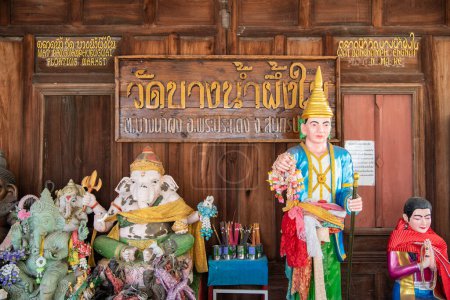 Téléchargez les photos : Statues à Wat Bang Nam Phueng Nai dans la ville de Phra Pradaeng près de la ville et Province Samut Prakan en Thaïlande. Thaïlande, Samut Prakan, 7 décembre 2023 - en image libre de droit
