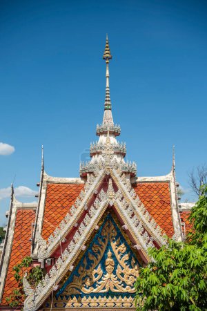 Téléchargez les photos : Wat Bang Nam Phueng Nok dans la ville de Phra Pradaeng près de la ville et de la province Samut Prakan en Thaïlande. Thaïlande, Samut Prakan, 7 décembre 2023 - en image libre de droit