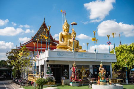 Téléchargez les photos : Wat Bang Nam Phueng Nok dans la ville de Phra Pradaeng près de la ville et de la province Samut Prakan en Thaïlande. Thaïlande, Samut Prakan, 7 décembre 2023 - en image libre de droit