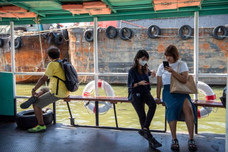 Téléchargez les photos : Thaïlande, Samut Prakan, 7 décembre 2023 : Les gens sur un ferry sur la rivière Chao Phraya dans la ville de Phra Pradaeng près de la ville et de la province Samut Prakan en Thaïlande. - en image libre de droit