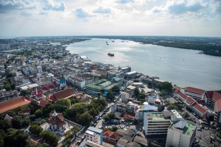 Blick vom Turm über die Stadt Samut Prakan in der Provinz Samut Prakan in Thailand am 7. Dezember 2023.