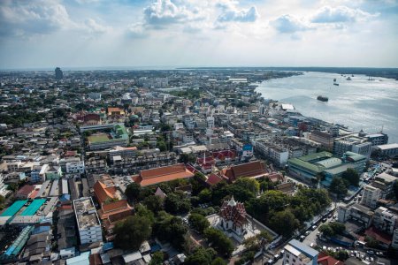 Téléchargez les photos : Vue de la tour sur la ville Samut Prakan dans la province Samut Prakan en Thaïlande au 7 décembre 2023. - en image libre de droit