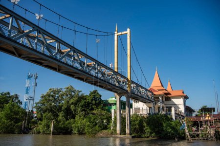 Foto de Puente Viboonsri a la isla Phi Suea Samut en el río Chao Phraya en la ciudad y la provincia de Samut Prakan en Tailandia. Tailandia, Samut Prakan, 7 de diciembre de 2023 - Imagen libre de derechos