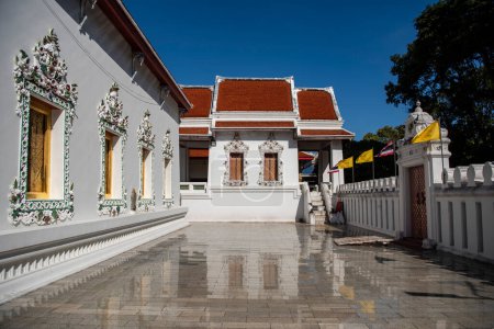 Téléchargez les photos : Wat Phaichayonphonsep dans la ville de Phra Pradaeng près de la ville et de la province Samut Prakan en Thaïlande au 7 décembre 2023. - en image libre de droit