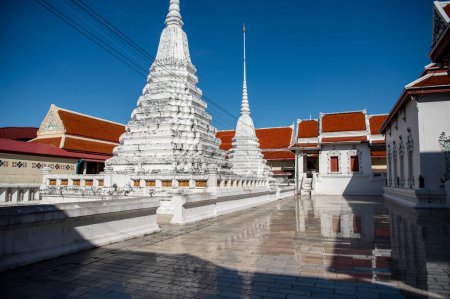 Téléchargez les photos : Wat Phaichayonphonsep dans la ville de Phra Pradaeng près de la ville et de la province Samut Prakan en Thaïlande au 7 décembre 2023. - en image libre de droit