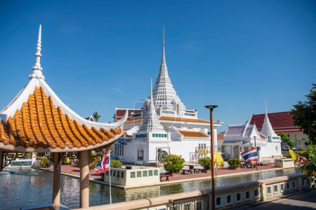 Foto de Wat Prot Ket Chettharam en la ciudad de Phra Pradaeng cerca de la ciudad y la provincia de Samut Prakan en Tailandia. Tailandia, Samut Prakan, 7 de diciembre de 2023 - Imagen libre de derechos