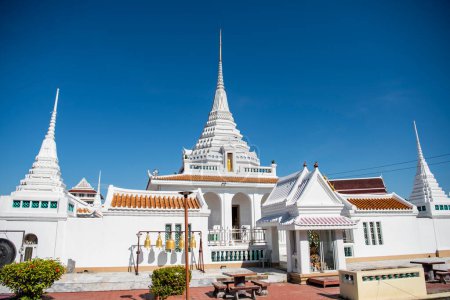 Téléchargez les photos : Wat Prot Ket Chettharam dans la ville de Phra Pradaeng près de la ville et Province Samut Prakan en Thaïlande. Thaïlande, Samut Prakan, 7 décembre 2023 - en image libre de droit