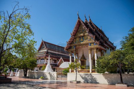 Téléchargez les photos : Wat Klang dans la ville de Phra Pradaeng près de la ville et de la province Samut Prakan en Thaïlande au 7 décembre 2023 - en image libre de droit