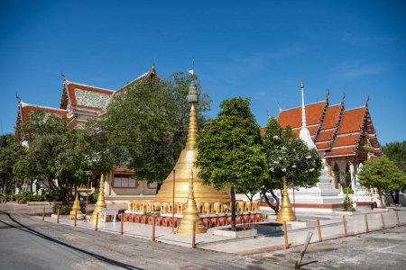 Wat Klang en la ciudad de Phra Pradaeng cerca de la ciudad y la provincia de Samut Prakan en Tailandia en diciembre, 7, 2023