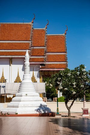 Wat Klang en la ciudad de Phra Pradaeng cerca de la ciudad y la provincia de Samut Prakan en Tailandia en diciembre, 7, 2023